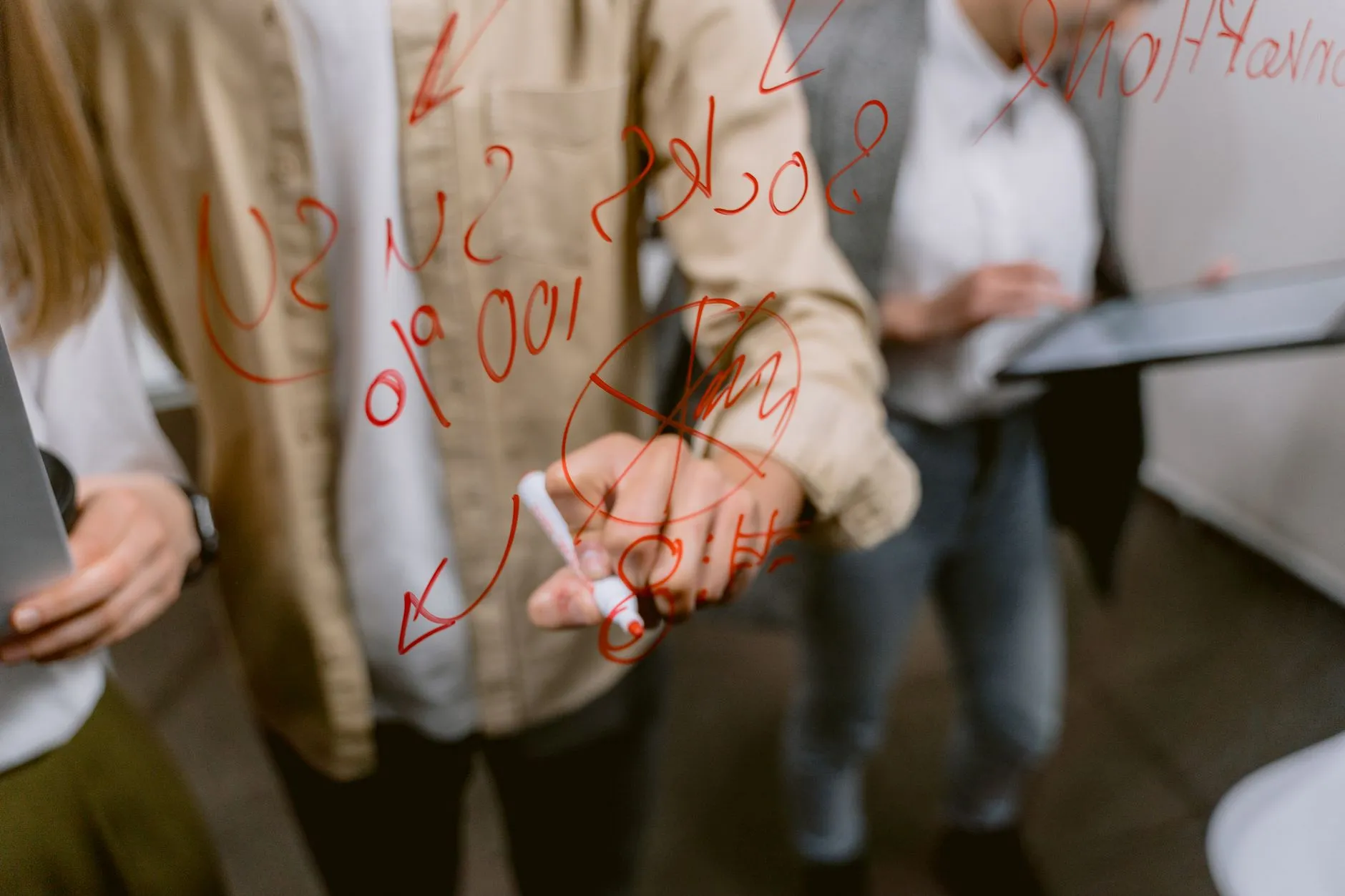 兰州鲤轩科技：2025年企业数字化转型中软件定制开发的关键路径分析